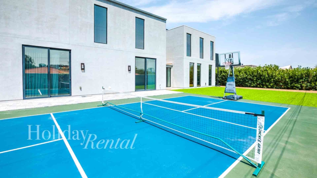 vacation rental pickleball court with basketball hoop